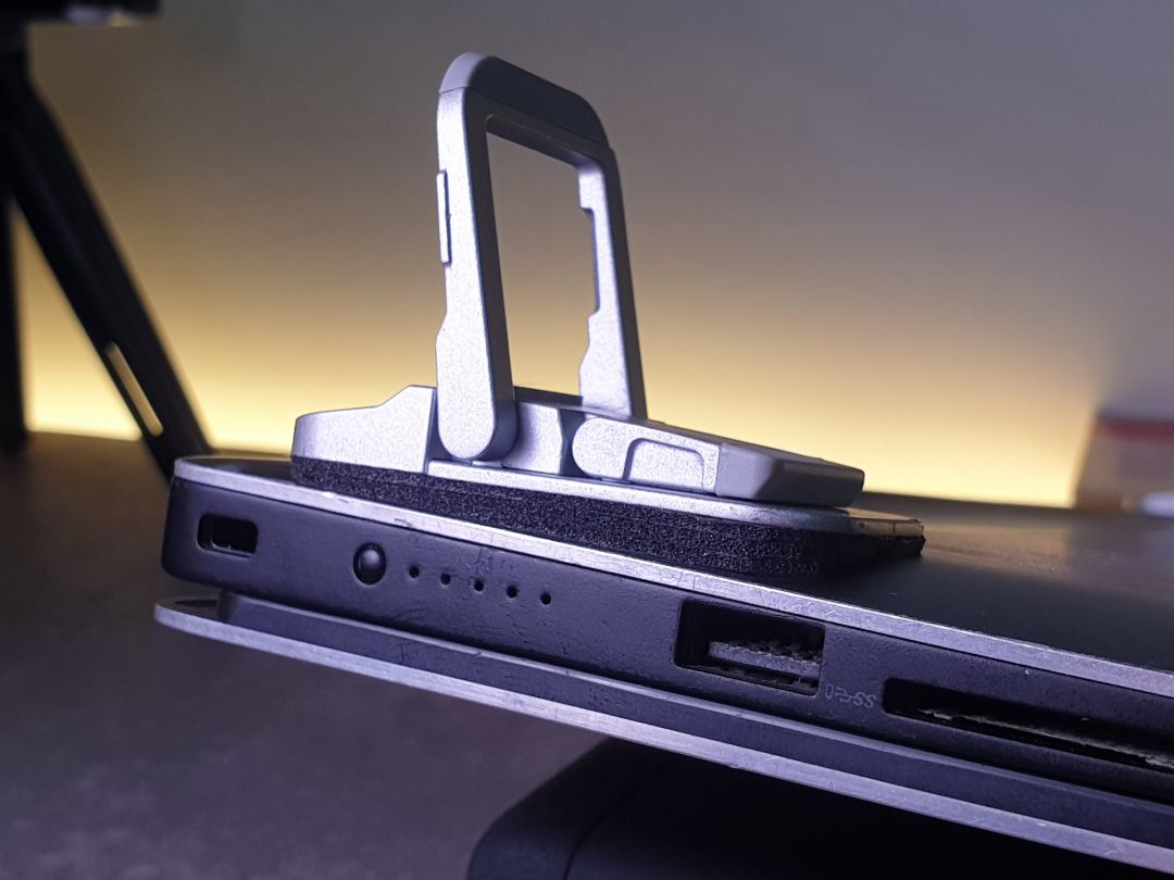 Sản phẩm tốt rất đẹp và tiện dụng tuy nhiên với dòng Dell 5520 của mình thì hơi khó dán, phải độ lại toàn bộ mặt keo do thiết kế của máy bo cong ở các cạnh. Không hiểu sao với keo zin khi dán lên con macbook thì dính rất chắc nhưng dán lên con dell thì lại không dính.