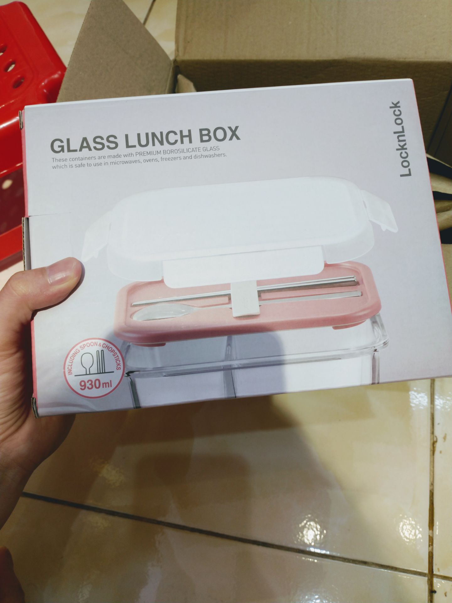 Woah đẹp thật sự, đẹp từ hộp đựng đến sản phẩm. Đũa thìa inox nhìn rất sang, thủy tinh dày nên hơi nặng. Hộp chắc chắn, mẫu mã đẹp, giá hợp lý. Bạn giao hàng thì luôn luôn thân thiện nha. Cảm ơn Tiki rất nhiều!.