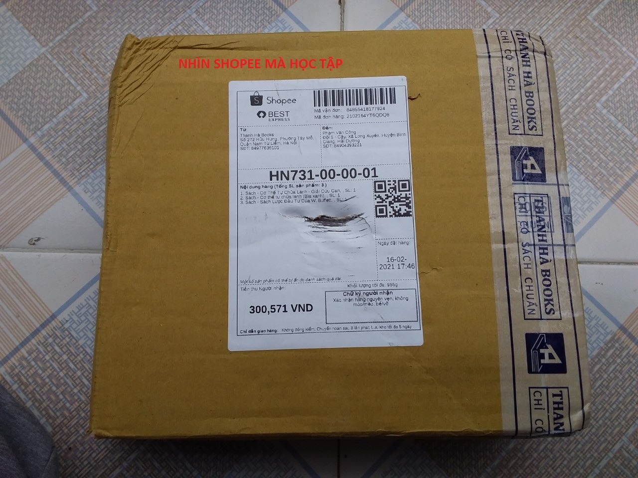 Sách mới mua nhìn thì rất đẹp, chỉ có điều giở được vài lần thì các trang rời hết ra vì sách vào keo quá kém, các tay sách không được khâu chỉ nên rất dễ rời ra. Tôi mua sách trên tiki rất nhiều nhưng đây không phải là lần đầu tiên bị như vậy. Góp ý nhiều lần rồi nhưng tình hình không được cải thiện. Đóng gói thì cẩu thả.  Dường như ý kiến của khách hàng đều bị tiki bỏ qua. Hãy xem *** đây nè.