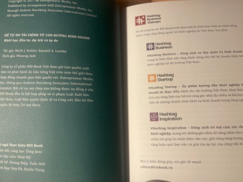 1/ Về hình thức: 
- sách thiết kế đẹp nhưng nhà xuất bản giới thiệu bản thân theo mình là khá nhiều, làm nhầm tưởng sách là do nhà xuất bản viết
- dịch đúng theo kiểu dịch nguyên câu từ tiếng anh qua 

2/ Nội dung sách:
- mình mua cuốn này vì đọc mục lục thấy nội dung okie song nội dung lan man, không cuốn hút
- nhiều sản phẩm tài chính ko phù hợp với thị trường VN

3/ Đánh giá cao Tiki giao hàng nhanh, thiết kế/ in ấn sách đẹp