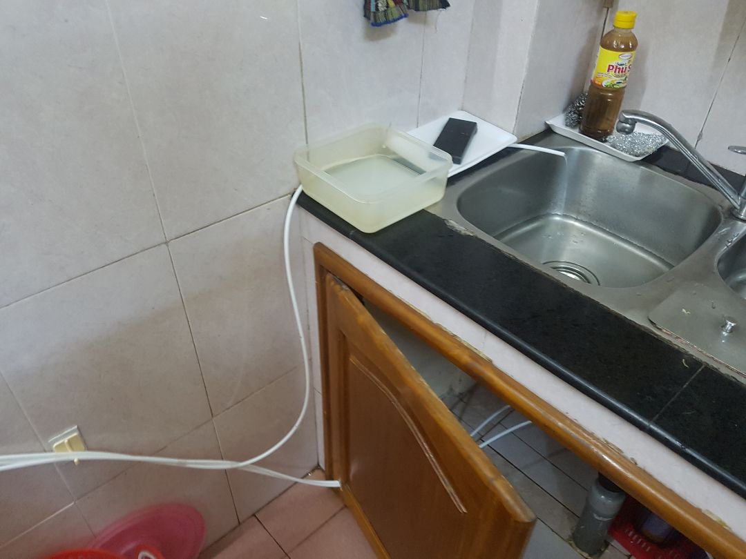 Nhà đã có máy lọc hịn nên mua lọc này để lọc "tiền trạm" giảm việc thay lõi lọc nhưng đọc review các bác toàn chê nên muốn mua có phần hoang mang nhưng sau khi xem các trang tmdt khác thì vẫn chọn tiki là đối tác, giá tuy cao nhưng bù lại free ship, đổi trả chắc cũng ổn hơn ( dù mua hàng đâu ai mong phải đổi). Nhà cung cấp nói chung là có nguồn gốc rõ ràng, dòng này thường nhưng quét Q code cũng có site 9 hãng. Lắp đặt chảy nước hay ko là do mình nhé, cần kỹ mới được vì đồ liên quan đến nước ko đơn giản. có đôi hình ae xem qua, hãy ủng hộ.