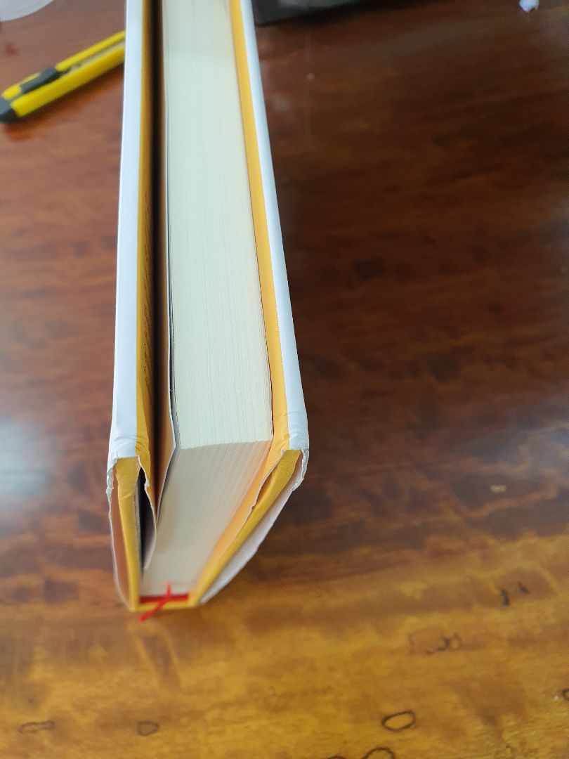 Sách bỏ vào hộp quá khít nên bị dập góc, yêu cầu trả hàng, gửi lại cuốn mới