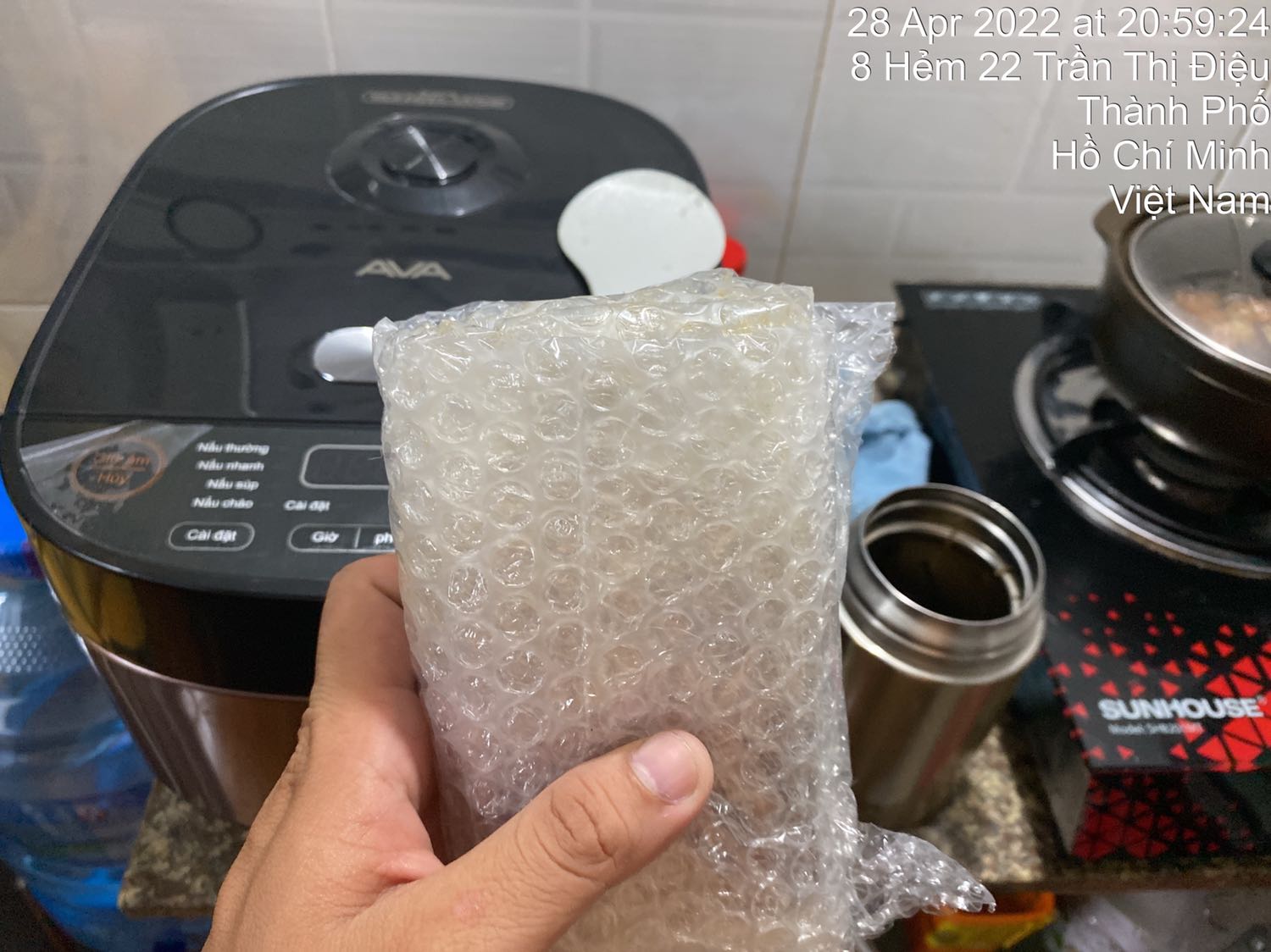 Nắp đã có dấu hiệu tháo rồi đổ ra ngoài màng bọc bảo vệ