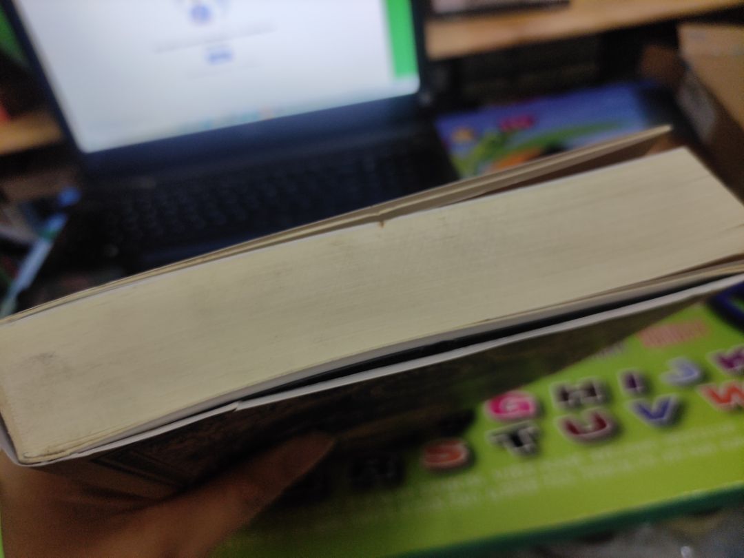 Mua sách Tiki đợt sale nhưng mình quá thất vọng thiệt sự. Bìa rời của sách bị rách 1 đường như phía trên hình, sách các góc giấy nhìn bẩn bẩn chán lắm! Tiki nên coi lại cách đóng gói và tình trạng sách như thế nào rồi giao đến khách hàng.