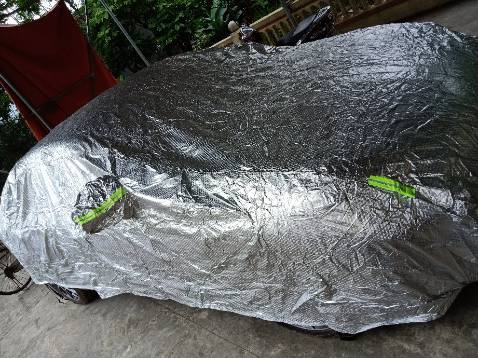 Nhận sản phẩm khá là nặng, chắc tay. Mình thấy nặng gấp đôi cái loại mua lần cũ, hình như khoảng 2,8kg gì đó. Bạt có lớp tráng bạc bên ngoài trông sáng bóng, bên trong có lớp bông trần tuy hơi mỏng nhưng có khả năng tránh xước xe nên xe Lexus hay Camry. Tùy theo đợt hàng lần trước mình mua thì có dây dù đen xiết chặt để buộc bạt vào bánh xe, tránh gió thổi, lần này có dây thép để xiết. 
Thư ngỏ rõ ràng, lịch sự, văn minh và rất chuyên nghiệp, định không đánh giá đâu nhưng vì thư ngỏ nên sẽ đánh giá cho shop này vì sự tiếp thu. Đại ý là nếu có vấn đê gì thì đừng đánh giá xấu vội, mà hãy lien hệ *** để họ bảo hành cho. Đây là ý tưởng hay vì dù gì 1 shop cũng nhiều sp không thể nào chỉn chu chuẩn hết đc! Cho 9.5 điểm nhá!!!
Giao hàng trong thời gian dự kiến, thông báo chuẩn, có điều shipper hối hơi nhiều, nhưng thôi không đánh giá về họ! vì ko liên quan nhiều lắm tới sp