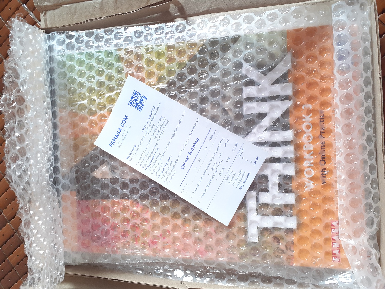 Mình thấy nhà sách Fahasa giao hàng có hơi lâu một tí nhưng không sao vì đóng gói sách siêu cẩn thận và không bị lỗi ngoại quan. Chỉ cần giao nhanh thêm tí nữa là OK.