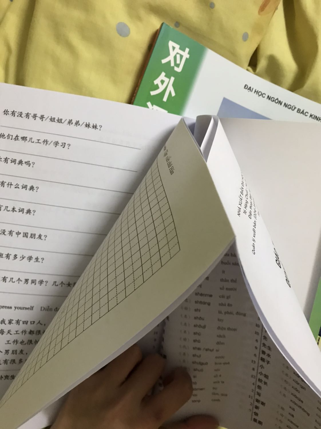 Bộ này thì nổi tiếng khỏi nói rồi, ai học tiếng Trung thì cũng đều bắt đầu học quyển này. Sách đẹp lắm, ko có cũ bẩn gì cả. Quyển 2 mới hơn quyển 1, quyển 1 hơi lỗi màu ở bìa tí với cả vài trang dính nhau nhưng chung quy sách vẫn đẹp so với giá. Nên mua các bạn ạ!!