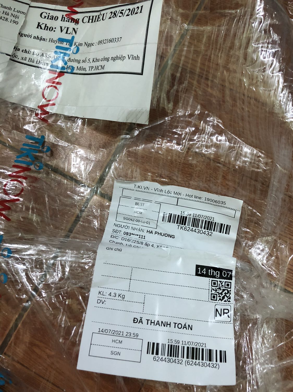 hàng nguyên kiện, lắp ráp dễ, nhưng sao cái cây đứng mình thấy nó ko đc chắc chắn, lúc ủi cái cây nó cứ lắc lư theo, mình ủi 1 lúc 4 cái áo sơ mi mỏng, thấy tay cầm với cọng dây hơi nóng, với lại năm sản xuất là 2019 lận, bảo hành 36 tháng kể từ ngày sản xuất mà mua năm 2021 là còn có 1 năm bảo hành thôi @@“,mong lần sau tiki giao hàng mới hơn, chưa kể kiện hàng còn để tên kh khác mới đầu mình tưởng giao nhầm, nhìn lại thì thấy kiện hàng giống như bị bom kh trước ko lấy, nay giao lại cho mình mà ko thèm xé mác cũ ra nữa, pó tay @@“, vừa đặt mua thì vào lại thấy sale rẻ hơn 100k, số nhọ ghê ?