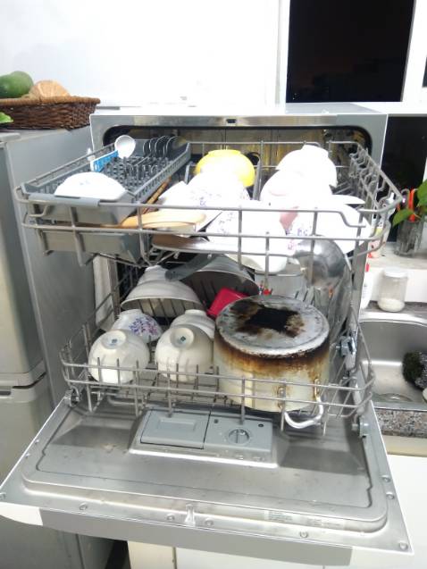 - Phù hợp cho Gia đình 3-4 người, Mình 1 ngày rửa 1 lần cũng tạm đủ với lượng chén vừa phải.
- Chọn chế độ Quick trong 30 phút để tiết kiệm điện, sau đó lấy úp ra ngoài cho khô ráo vì bên trong máy vẫn còn ướt.
- Mình nghĩ nếu ai muốn cho đồ khô hơn thì phải mua thêm Nước trợ xả nhé, vì hiện tại mình có chọn thử chế độ Glass Care và ko có nước trợ xả thì nước vẫn còn đọng lại trên rãnh chén.