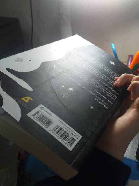 Mới đọc sơ qua thôi nhưng thấy nội dung cũng khá hấp dẫn, in ấn chữ viết bắt mắt
*Điểm trừ đáng quan ngại ở đây là gói và giao hàng không có tâm, sách không có bao ngoài dù nilon mỏng, sách giao đến bị xước nhiều ngoài bìa và móp nhẹ ở đáy. Giao hàng đến sách chỉ được bỏ không trong hộp và ngoài hộp còn bị móp rất nhiều (Có lẽ vậy nên sách mới bị móp). 
Cực kì không hài lòng về cách gói hàng:( Mong sẽ sớm khắc phục