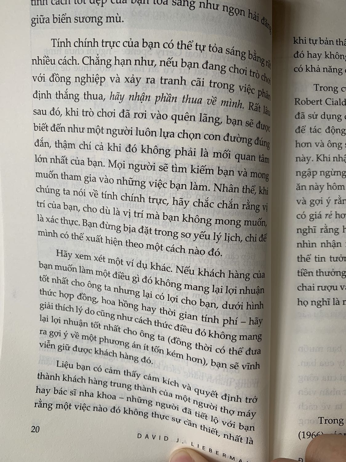 Ai đó có thể giải thích giúp mình, vì sao tính chính trực lại có thể toả sáng bằng việc nếu có cãi nhau thì hãy nhận phần thua về mình??