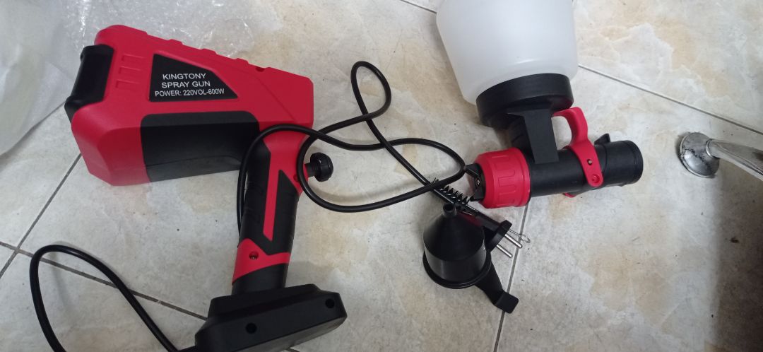 Đã dùng sơn tường và máy phun ok nhé, thi công rất nhanh. sau thời gian cho máy tạm nghỉ ,lau lớp sơn dính ở đầu mũi phun là lại phun ok.