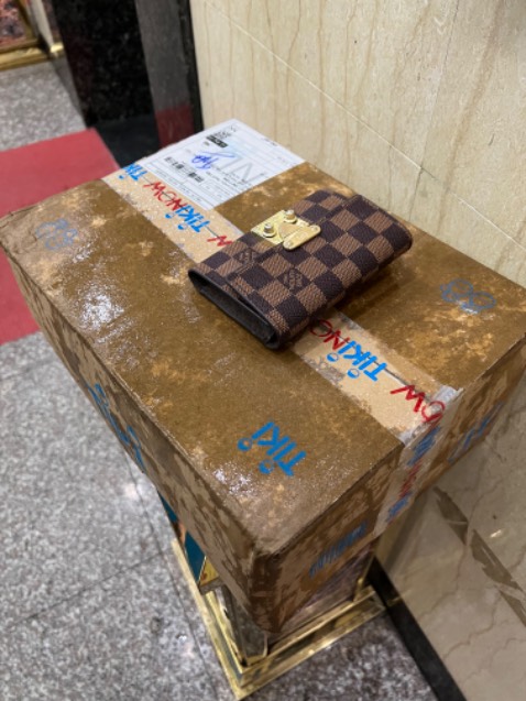 Sách bọc cẩn thận mưa gió thùng ướt hết nhưng sách bên trong vẫn không sao. Rất đề cao đóng gói