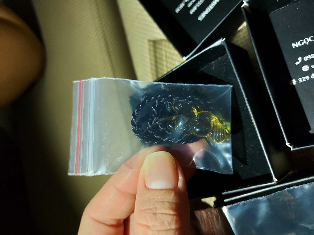 mình mua 2 cái luôn ,ưng hết sức ,dây đc tặng luôn cả 2 ,giao hàng siêu nhanh nữa love shop