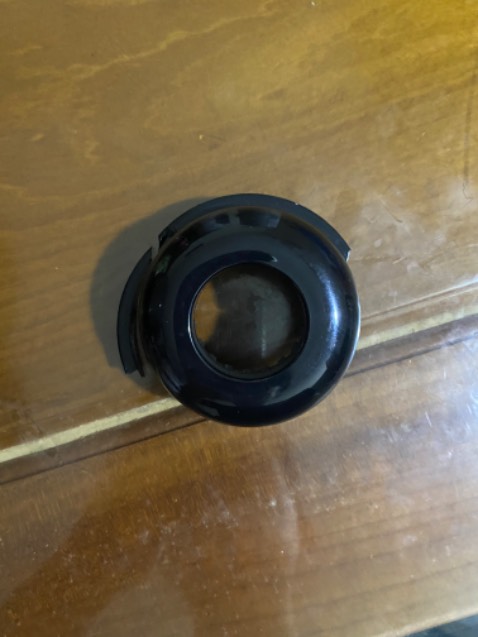 Nhận hàng được 2 hôm. Nay mở ra mới phát hiện nắp bị vỡ. Sản phẩm bị vỡ từ trước. Nếu bị vỡ trong quá trình vận  chuyển thì phải còn đủ mảnh vỡ. Nhưng bị thiếu rất nhiều mảnh vỡ.