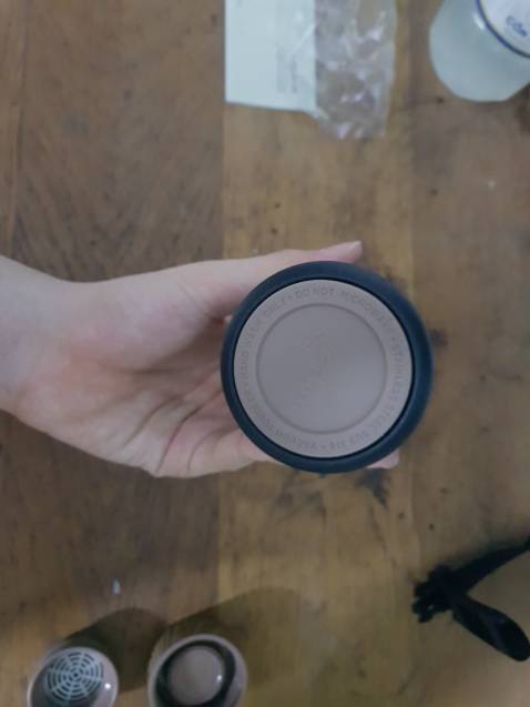 shipper : tân tình, nhanh chóng 5*
hàng : đóng gói có hơi sơ sài nhưng có ghi dễ vỡ thấy an tâm 4.5 *
dịch vụ : 5*
chất lượng sản phẩm : đúng như mô tả, hơi nhỏ, chắc chắn, dễ vệ sinh, 5*