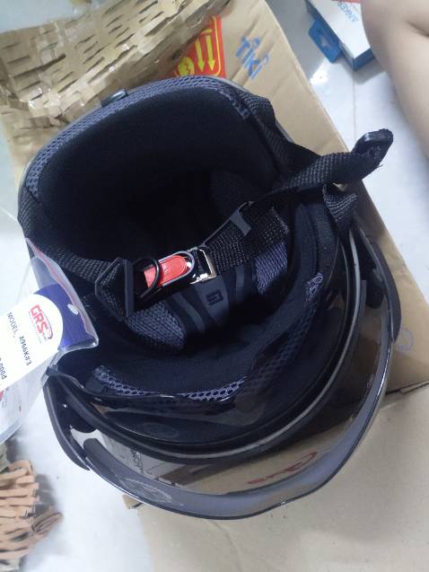 Mũ chất lượng, giao hàng nhanh, chắc chắn, có thể tháo lớp nệm vải ra để giặt , có kính  chống chói tốt , có các lỗ thông  gió lên đội mũ thoáng- k bí, quai mũ thì hơi mỏng hơn so với các dòng GRS khác.