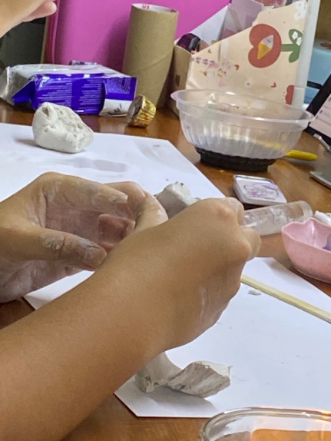 Mình mua nhiều lần loại đất sét này rồi. Nhưng đây là lần đầu tiên mình mua phải loại cứng và hôi như thế này. Minhf có nhúng nước nhưng vẫn chả khá khẩm hơn là bao :) 1 sao nha