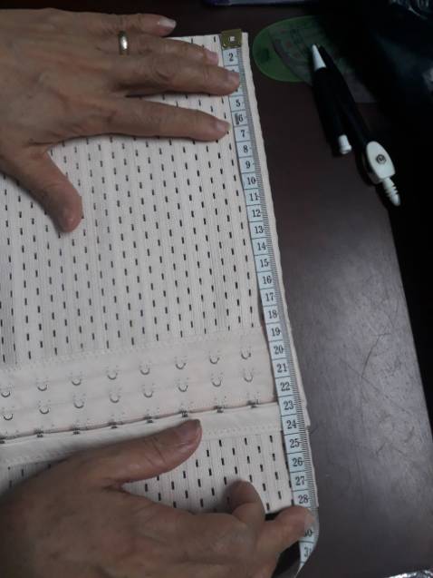 Size S (ngang rốn 60-70cm), M (ngang rốn 70-75cm), L (ngang rốn 75-80cm), XL (ngang rốn 80-85cm), 2XL (ngang rốn 85-95cm)
Chiều cao gen 25cm (loại thường chỉ cao 23cm)
Có 4 thanh chống cuôn bằng thép xoắn có độ đàn hồi rất cao (loại thường thanh chống cuộn bằng nhựa, rất dễ cong vênh)
Tất cả những thông tin này đều không đúng với sản phẩm mình nhận: Gen cũng phải vừa vặn chứ siêt không có chỗ thở,, một lúc siết liền 7-8 phân thở sao nổi, siết từ vô dần các nâc móc chứ! Vòng bụng mình đúng 73 thì ít nhất cũng phải size XL hoặc L. Chiều cao chưa tới 21cm mà tt là 25cm. Còn thanh chống cuộn đâu  mà thấy, chưa đeo vào đã cuộn rồi shop?
Làm ơn thông tin cho chính xác shop ơi!