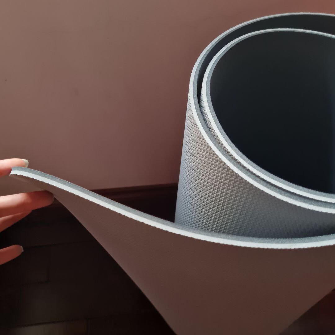 màu nhã nhặn, được tặng cái túi đựng và dây buộc yoga rất tiện
thảm dày, đàn hồi tốt, chống trượt khá tốt, dù mình tập các động tác khá là mạnh và nhanh
shop nhiệt tình tư vấn và chăm sóc chu đáo, chúc shop mua may bán tốt