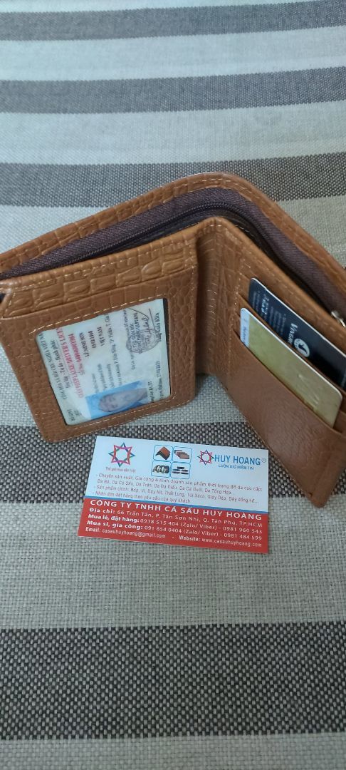 Giao hàng nhanh. Đóng gói đẹp. Có cả thẻ bảo hành.Có vẻ bền ,đẹp ,chắc chắn nhưng Ví cứng quá, rất khó dùng.Mềm chút sẽ rất tuyệt vời.