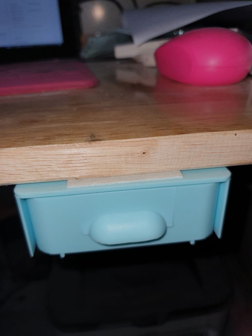 hộc nhỏ gọn chắc chắn với 2 miếng keo 3M