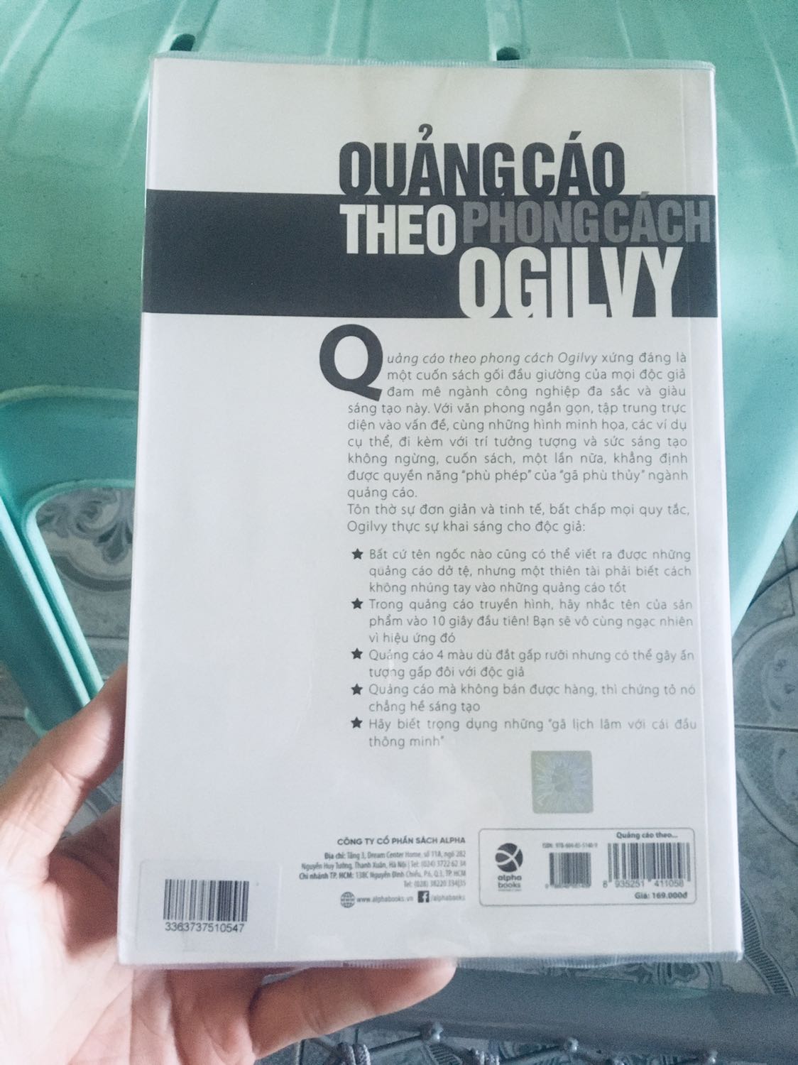 Hài lòng vì:

- tiki giao nhanh, trước hẹn 1 ngày
- freeship
- chất lượng sách nhận được rất tốt: sách mới 100%, đẹp.
- sách in màu
- bọc sách bookcare cẩn thận, đẹp, vừa vặn

Nói chung, dịch vụ mà tiki cung cấp mình rất hài lòng.

Nội dung sách thì mình chưa đọc nên không bình luận.