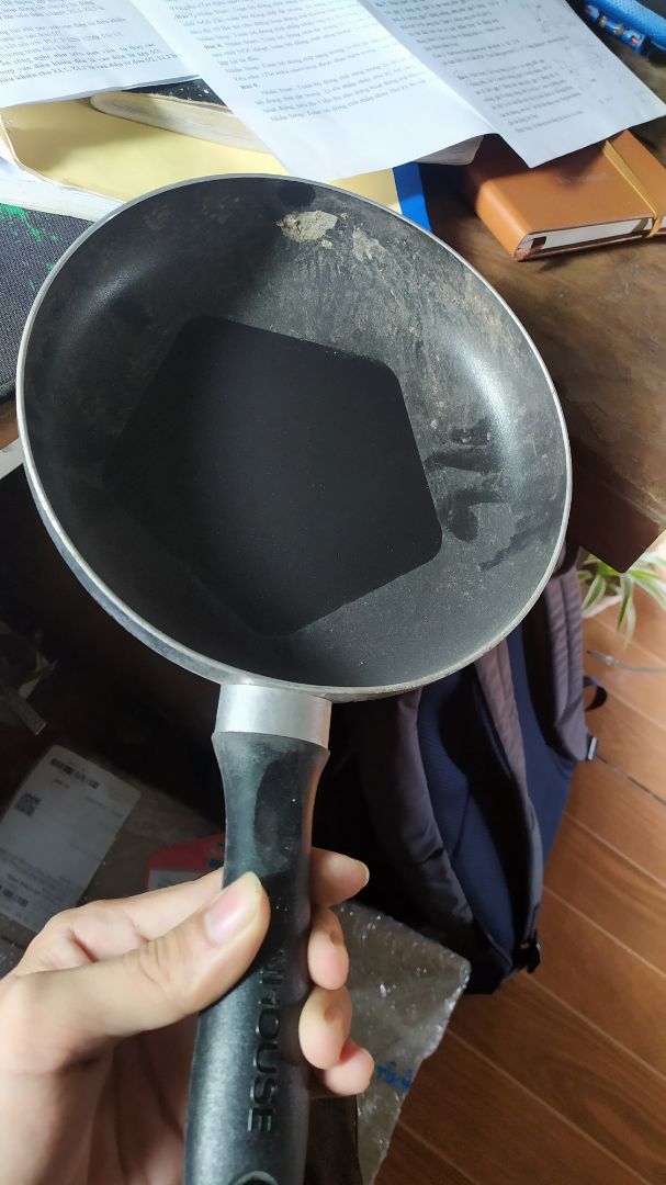 trước giờ toàn tin tưởng tiki trading. nhưng lần này thất vọng thực sự. giao chảo bụi bặm như vứt xó lâu rồi vậy. chảo chống dính nhưng phần sơn chống dính ở thành đã lộp cộp nổi lên do phần nhôm bị oxi hóa. lấy móng tay cạo là thấy phần nhôm trắng. 1 nửa cái chảo đã sùi sùi khi miết tay qua