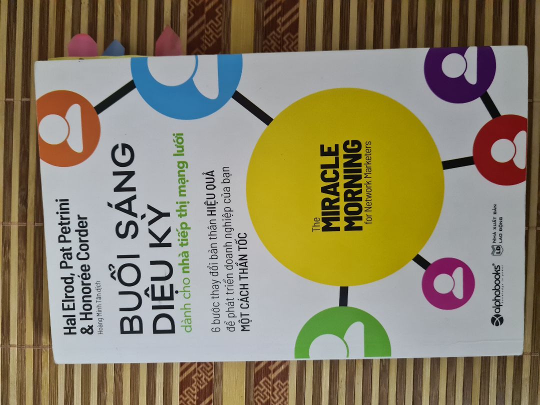 Một cuốn khá hay, gần gũi phản ánh các công việc vào buổi sáng của 1 người làm tiếp thị mạng lưới qua các cuộc phỏng vấn những lãnh đạo MLM thành công nhất thuộc top 1%. Kết luận họ đều có các điểm khá tương đồng nhau để cùng có những thành công vượt bậc.