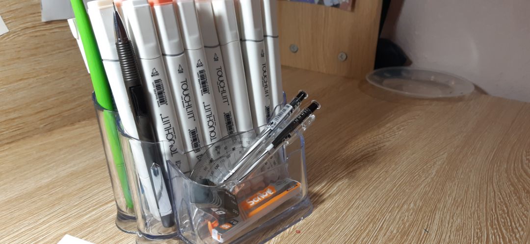 Nhựa trong suốt,có 3 ngăn,đựng được khá nhiều bút
Nhìn thực sự rất ưng❤