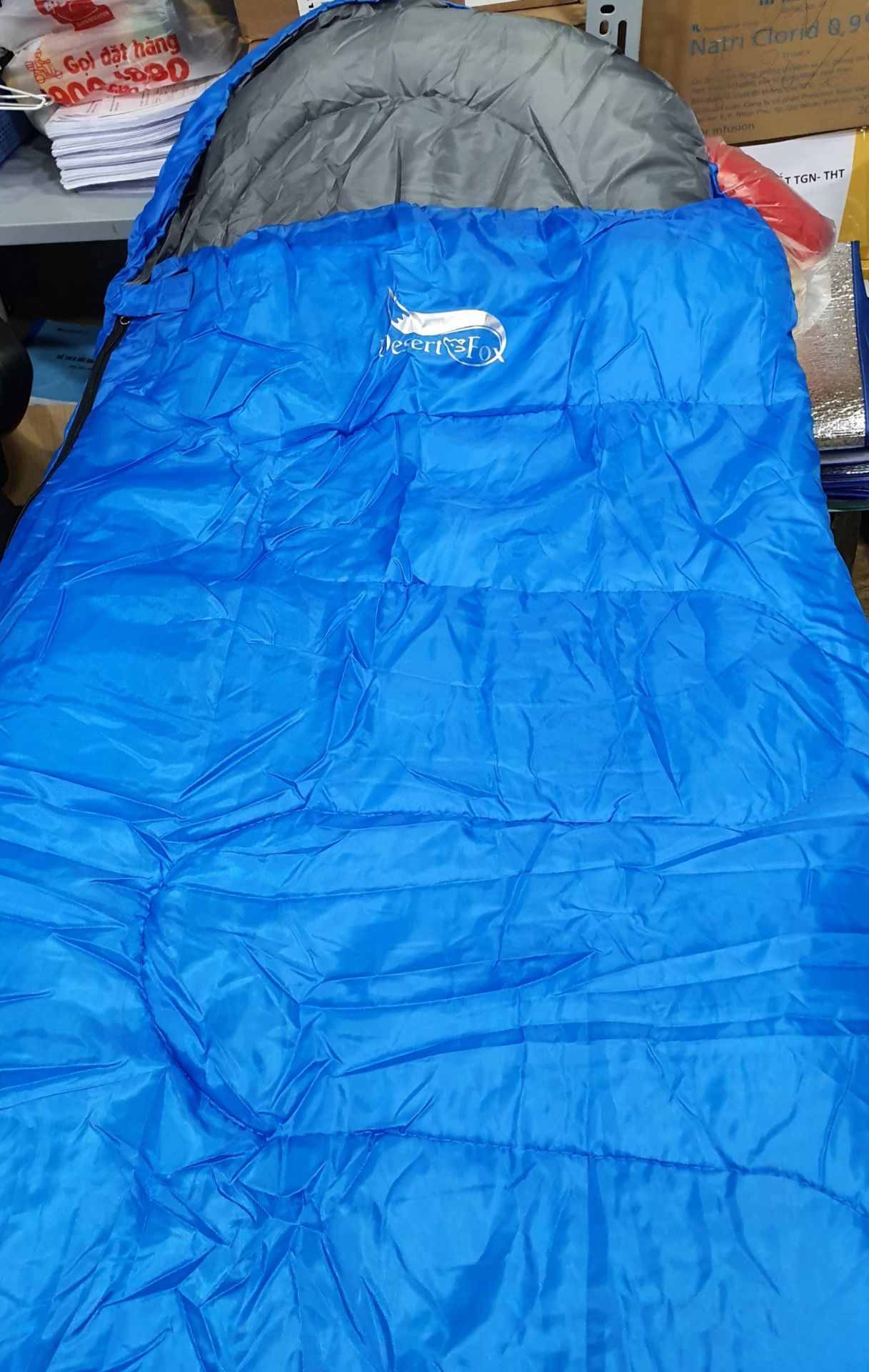Vì phải làm việc tại chỗ trong mùa dịch nên quyết định đặt túi ngủ về xài thử. Tuy túi giao trễ mấy ngày, nhưng rất thông cảm do mùa này giao hàng khó. Túi ngủ nhìn rất đẹp, đường may chuẩn, khóa kéo tốt, khá dày và ấm, có vẻ ổn với nhiệt độ 20-25°. nếu có màu cam thì chắc nhìn còn đẹp hơn. Hy vọng sớm hết dịch để xách đi cắm trại.