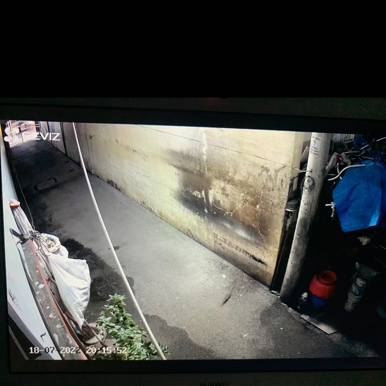 sản phẩm dễ xài, mình không lắp thẻ nhớ, xài chức năng cloud storage khá ok, chỉ lưu chuyển động nên không mất thời gian ngồi xem lại camera như loại gắn thẻ nhớ thông thường, cloud có độ trễ tầm 8 giây, tức là nếu cúp điện lúc 10:00 thì trên cloud chỉ lưu 9:59:52 trở về trước, ezviz cloud không có plan 3 days, chỉ có plan 7 days và 30 days, giá khá chát tầm 92k 1 tháng cho lưu cloud 7 ngày