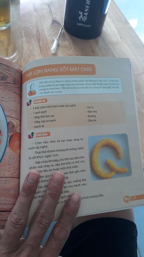 có dòng chữ xanh lá trên nền trắng phối màu đọc muốn hoa mắt. thêm nữa là kiểu chữ rồng bay phượng múa. có dòng chữ xanh lá trên nền trắng phối màu đọc muốn hoa mắt. thêm nữa là kiểu chữ rồng bay phượng múa.