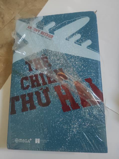 Sách nguyên seal nhưng lại sứt mất một góc trên bên phải như thế này, có lẽ là do mài mòn trong quá trình ở kho/vận chuyển. Không vui lắm.
Những cuốn sách dày, bìa cứng như này lẽ ra Tiki nên có biện pháp bảo quản/đóng gói cẩn thận hơn, đừng để sách mới biến thành sách cũ, sách thanh lý.