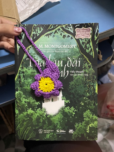Giao hàng hơi lâu, đóng gói có kèm thêm bông hoa dễ thương lắm, nhưng mà không có hộp nên sách bị cong góc, hic