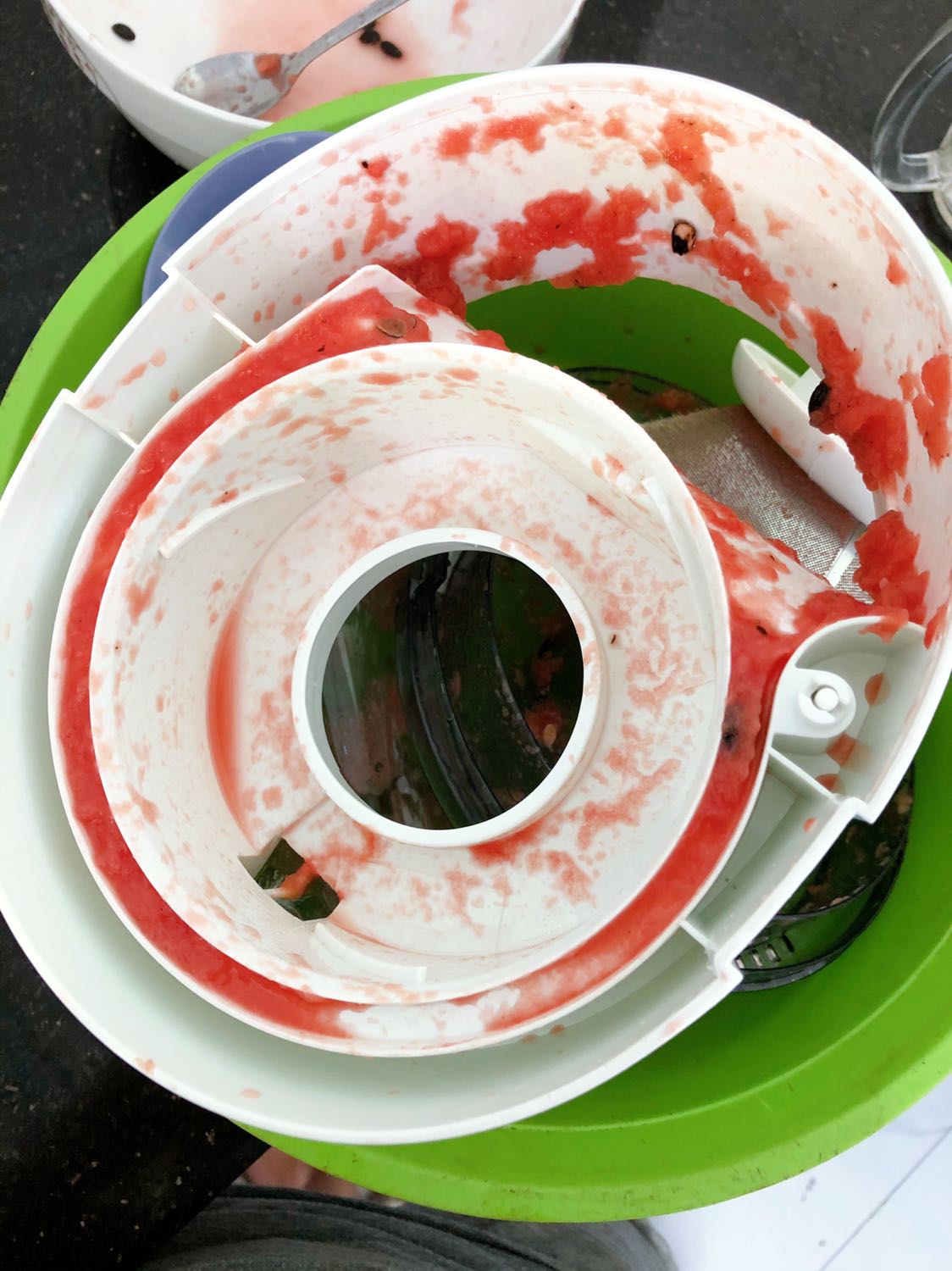 Lúc mua cũng phân vân đủ thứ vì thấy mấy cô bán sinh tố toàn xài máy loại 4-5trieu, nhưng mua cho gd xài nên chọn loại có giá phù hợp xíu, thấy máy khá ổn, ép bả hơi văng trong, chịu khó ép xong vệ sinh liền nhé!   Mình ép dưa hấu trong hình bả k khô lắm, bữa trước ép thơm vs cà rốt thấy cũng khô lắm nè. Nó chung cần mua máy cho gd xài mình thấy máy ép này rất ổn vì ly chứa chỉ 500ml, chịu khó đổ ra bình chứa to hơn. Chúc mn có sp tốt.