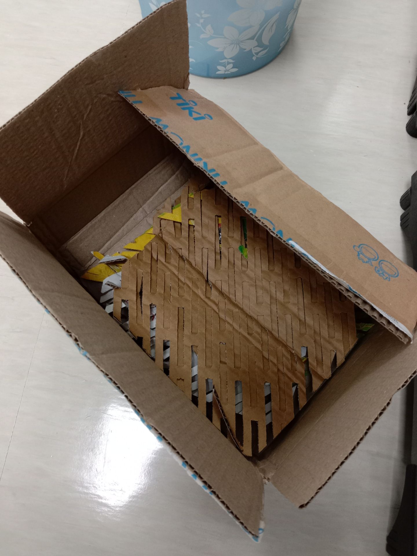 sách thì rất hài lòng. đóng gói của happylive luôn có bọc nilon nên mình rất thích.
điểm trừ duy nhất là cách đóng gói của tiki. rất là sơ sài và ko có chống sốc. 
mình rất quý sách nên mua về mình hay bọc và giữ gìn cẩn thận. vì vậy khi nhận sách mà thấy đóng gói sơ sài vậy là mình cũng hơi buồn.