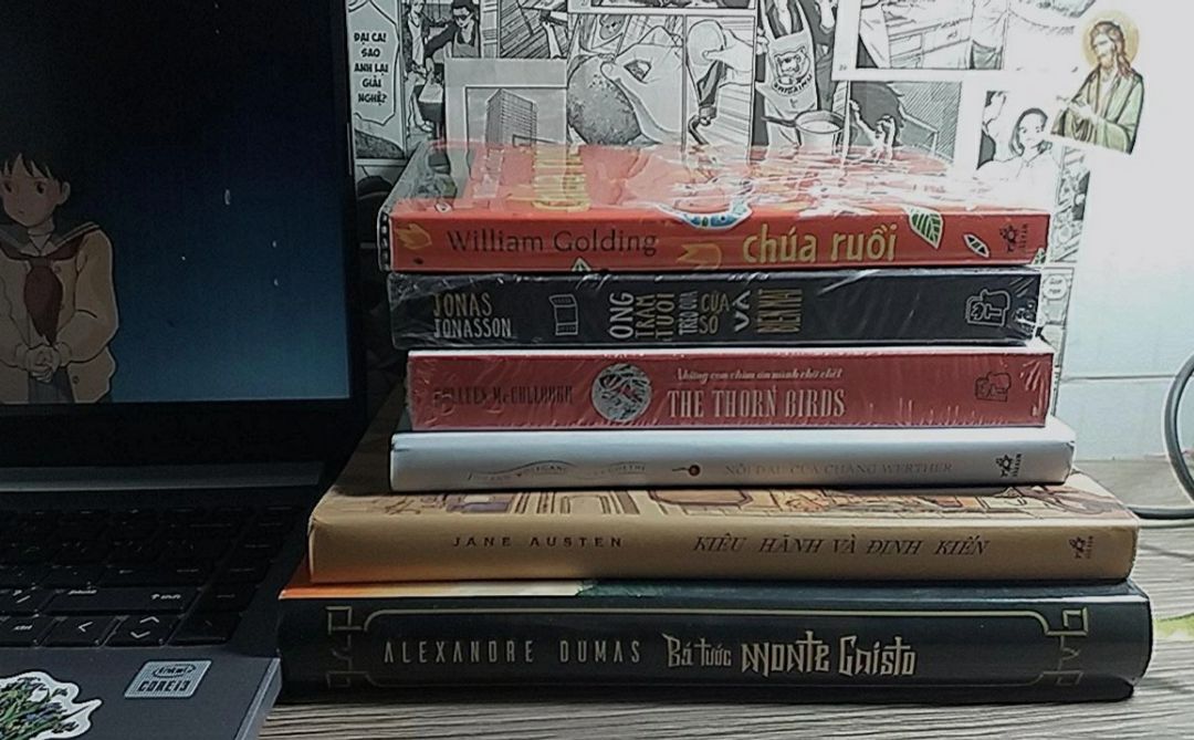 nd thì mình chưa đọc, mng muốn biết nhanh thì có thể coi phim cũng đc nhaa. 

mình chỉ nhận xét về ngoại hình sách. bìa trog hay ngoài đều xinh xắn cả. bìa ngoài mang hơi hướng kiểu nhẹ nhàng, tính nữ, trong rất thơ. bìa trog từ màu nền đến họa tiết đều toát lên vẻ ma mị cũ kĩ. ĐẸPP