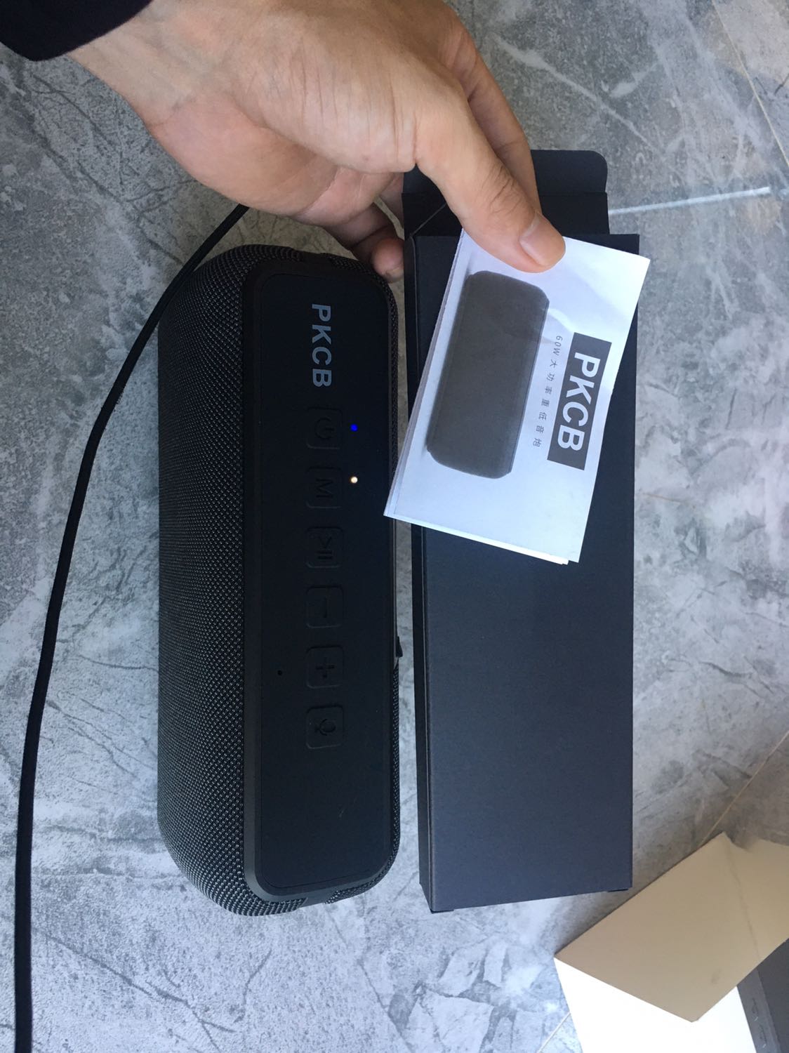 Shop ở TP.HCM mình đặt ở BRVT nên giao khá nhanh, chưa tới 24h đã nhận được hàng rồi. Đặt buổi trưa hôm qua thì sáng nay đã nhận được. Đóng gói cẩn thẩn, giao đúng màu. Hình thức loa bên ngoài khá ổn, vỏ làm bằng nhựa, các nút bấm, mặt trên và đế được làm bằng cao su. Lưới bọc loa không phải là kim loại như mình tưởng tưởng mà được bọc bằng vải lưới nhìn giống kim loại thôi. Lưới này cảm giác không được chắc chắn lắm, bọc bị lệch nhưng vẫn ổn. Bật loa nghe thử thì khá lớn, to rõ, bass đập khá phê. Nói chung trước mắt là ổn. Dùng lâu chưa biết thế nào!