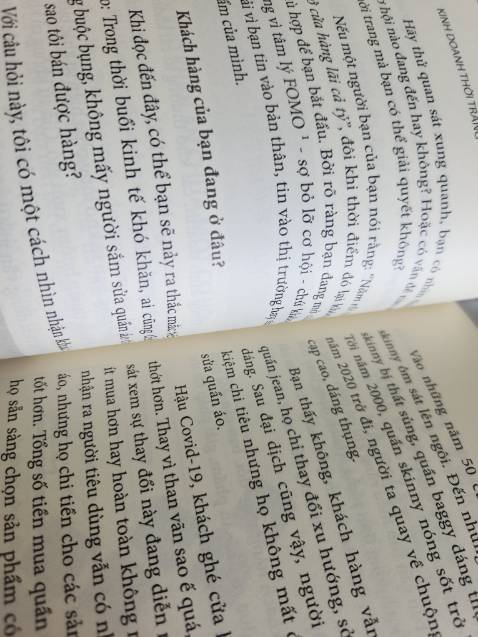 Cuốn sách nên đọc của những ace muốn kinh doanh thời trang. Lối viết sát thực tế, dễ hiểu vì đó là con đường của tác giả đã trải qua. Kiểu đọc vào sẽ à, ồ, ngộ ra điều gì đó như có một người thầy, người anh đang nói chuyện, truyền kinh nghiệm từng ngóc ngách trong ngành cho mình.