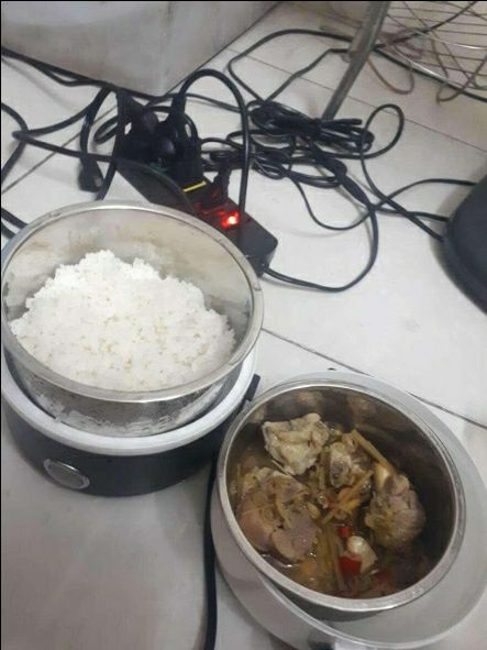 shop đóng gói cẩn thận, giao hàng nhanh, thích nhất điều này. hộp cơm khá xịn sò, phụ kiện đấy đủ. nấu tầm 5 7 phuat là sôi rồi..