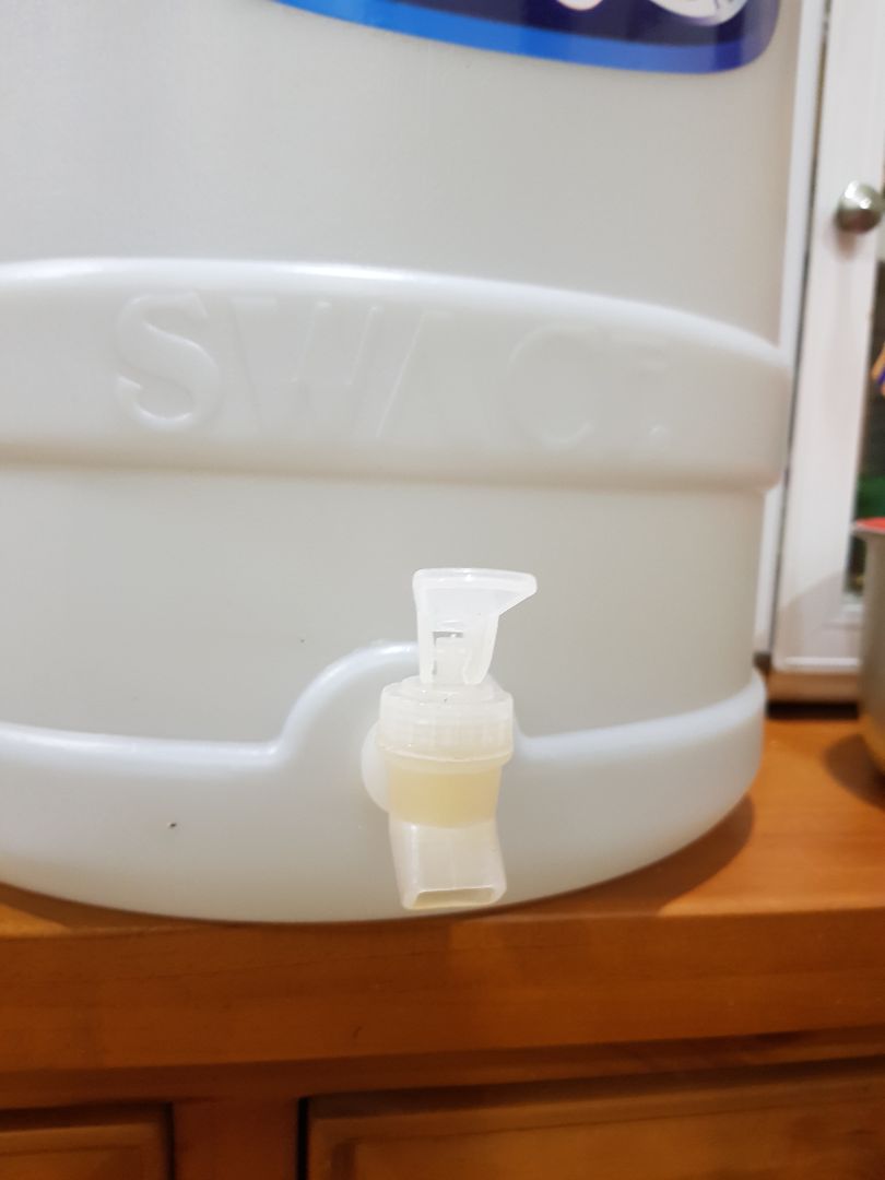 nguồn nước mình sử dụng trước lọc là nước máy của nhà máy nước Thủ Đức. Trước khi dùng đã thao tác vệ sinh đúng hướng dẫn. Mình mua được tầm 3 tháng. gần đây mới để ý thấy vòi có màu nâu đỏ như hình. đây có phải màu của bình gốm ra không, và nguồn nước sau lọc màu làm vòi bám như vậy liệu có đảm bảo không. Mong được hỗ trợ thông tin.