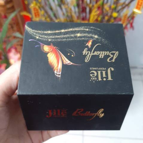 Quá xuất sắc, rất thơm, lại thơm lâu, hộp thì sang trọng.Giá cả hợp lý rất đáng đồng tiền