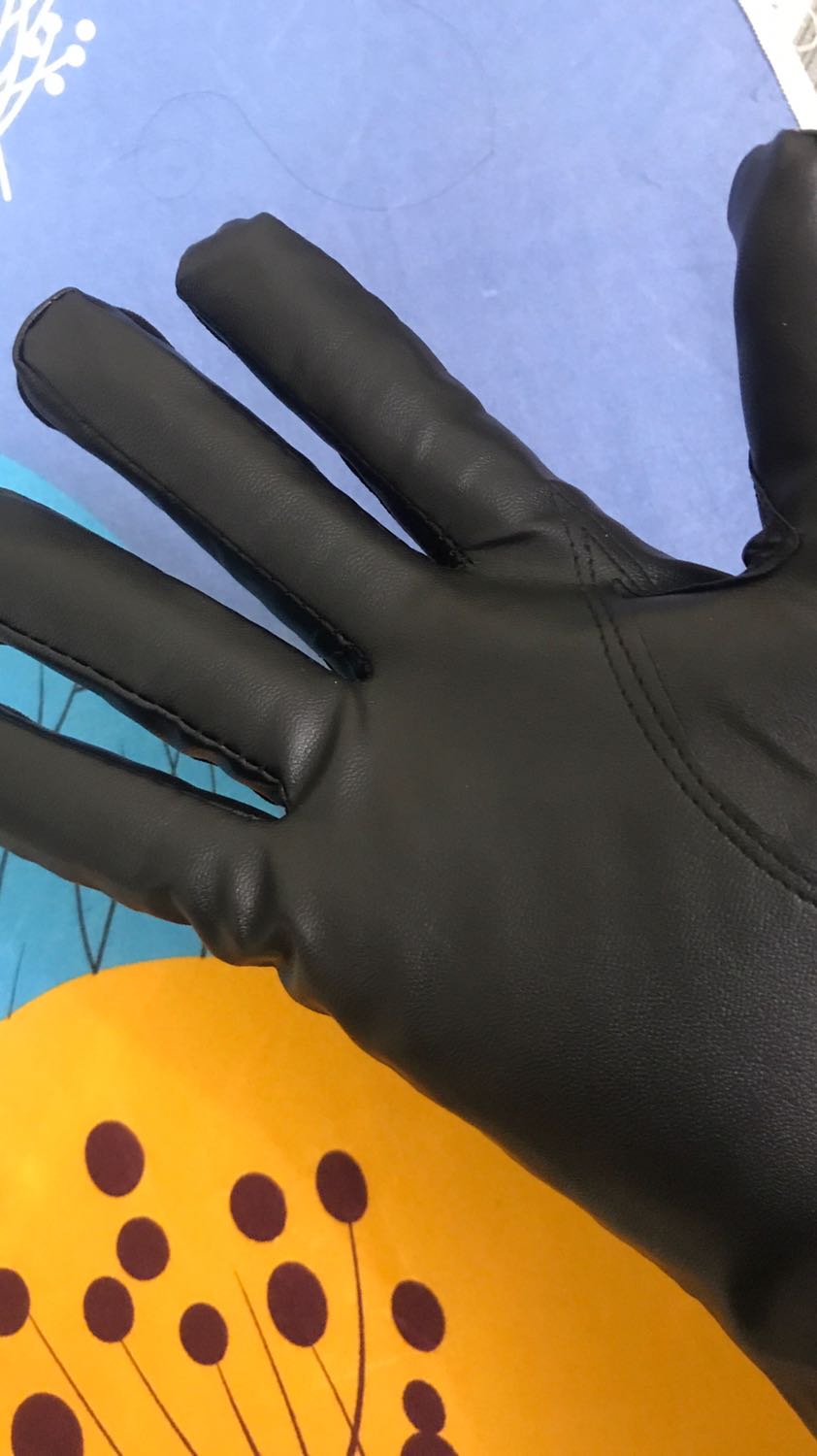 Găng tay da xịn, chất da tốt, mềm mại dễ chịu, bên trong lót lông kỹ càng đeo rất thoải mái và dễ chịu. Đường chỉ may chắc chắn. Hàng tốt đáng đồng tiền.