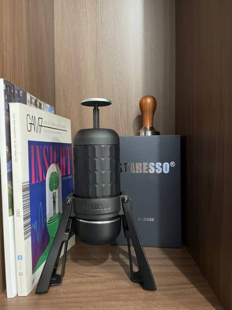 Inbox hỏi 1 mà trả lời 10 quá chu đáo, mua về pha lần đầu có thắc mắc quay sang hỏi lại vẫn niềm nở trả lời. Đóng gói kĩ, ship nhanh mua dịch và cảm ơn món quà tặng của shop, máy ép không ra hết nước còn tầm 3 4% trong cafe không phải lỗi vì được chính hãng và shop giải thích rõ ràng.