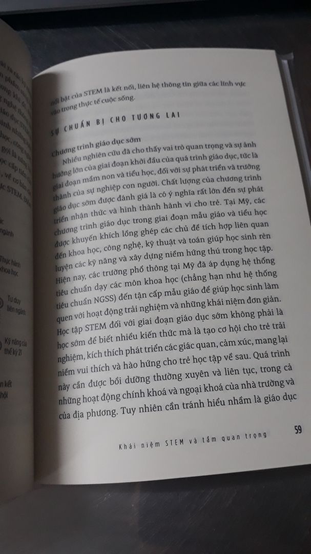 Giao hàng nhanh, chất lượng sách tốt, giấy sờ vào rất bóng và mình khá thích loại giấy này.