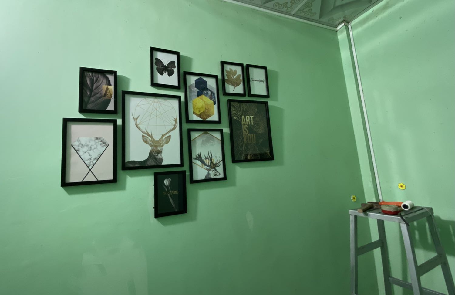 Tranh đẹp, shop đóng gói rất cẩn thận, không bị hư hỏng gì dù gửi rất xa. Có kèm sơ đồ nên treo nhanh. Tuy nhiên sơ đồ bị sai ở 2 cái tranh lớn, mình quên để ý, làm xong, xé rồi treo lên mới phát hiện tranh lớn cần treo 2 đinh 2 bên chứ không phải 1 cái chính giữa như tranh nhỏ