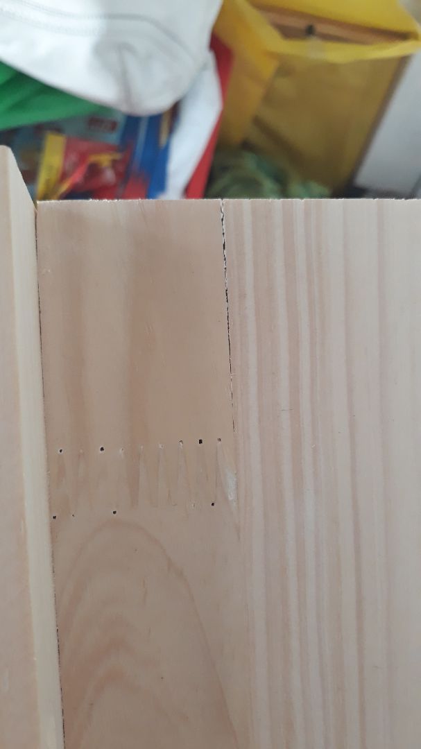 Chất lượng quá kém, gỗ mà giống giấy carton, bề mặt mềm, chỉ cần lấy móng tay quẹt nhẹ trên bề mặt là có vết chầy lõm vào, nói chung là chất lượng quá kém không nên mua. Chất lượng quá kém, gỗ mà giống giấy carton, bề mặt mềm, chỉ cần lấy móng tay quẹt nhẹ trên bề mặt là có vết chầy lõm vào, nói chung là chất lượng quá kém không nên mua.