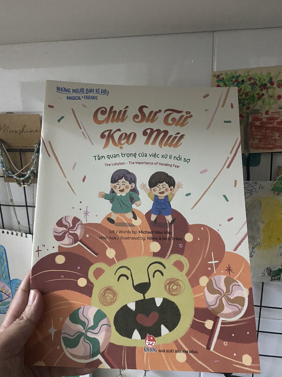 Bé nhà mình rất thích các nhân vật này. Vì bé còn nhỏ nên đọc chuyện rất dễ hiểu và học theo các bạn nhỏ trong truyện. Rất tuyệt nha!