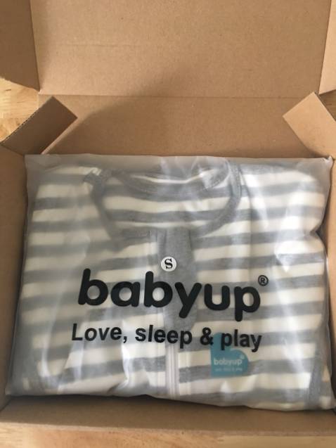 Shop đóng gói đẹp, sang và lịch sự. Mình mua tặng cho con của bạn để nguyên hộp tặng luôn k cần phải gói lại. 
Chũn chất lượng, giá cả phải chăng. Vải mềm mát và co giãn tốt ạ. Sản phẩm mua ở Tiki là yên tâm nhất.